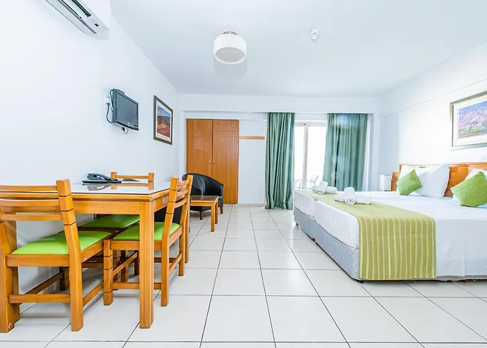 Golden Star Aparthotel